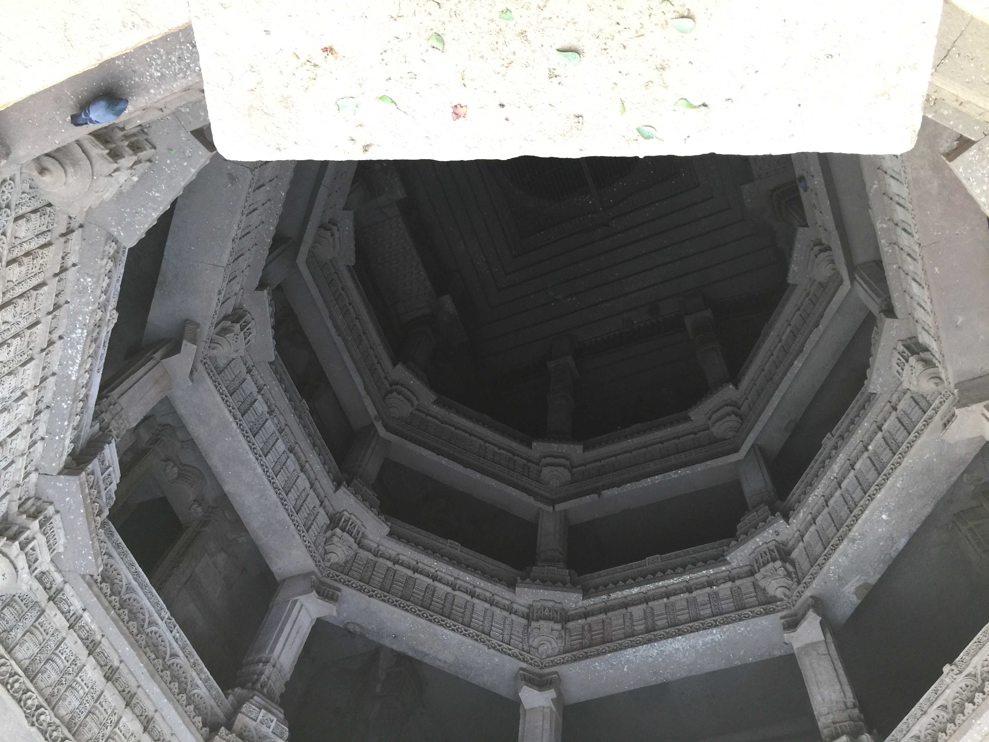 adalaj - view from the top - inside the well